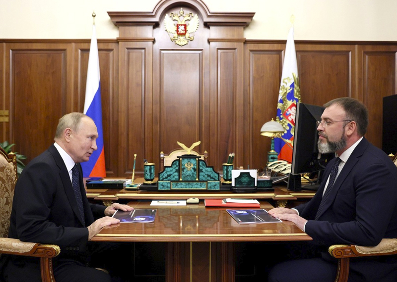Глава Фонда развития промышленности рассказал Путину, откуда набирает команду