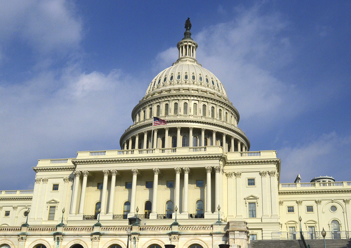 Конфликт между Белым домом и ФРС вызвал споры в США и мире