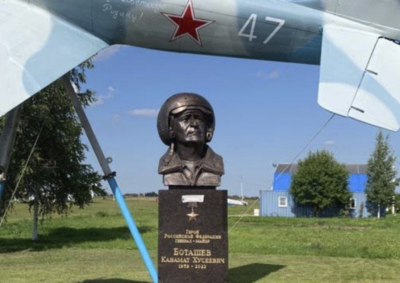 Памятник генерал-майору авиации Боташеву установлен в Ленобласти 