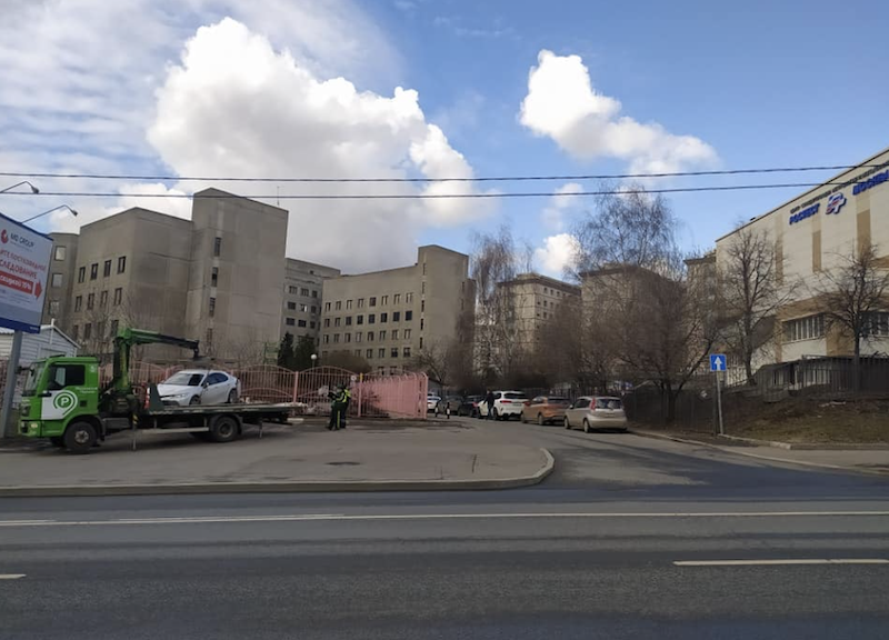 Москвичи пожаловались на эвакуацию машин возле Центра планирования семьи и репродукции 