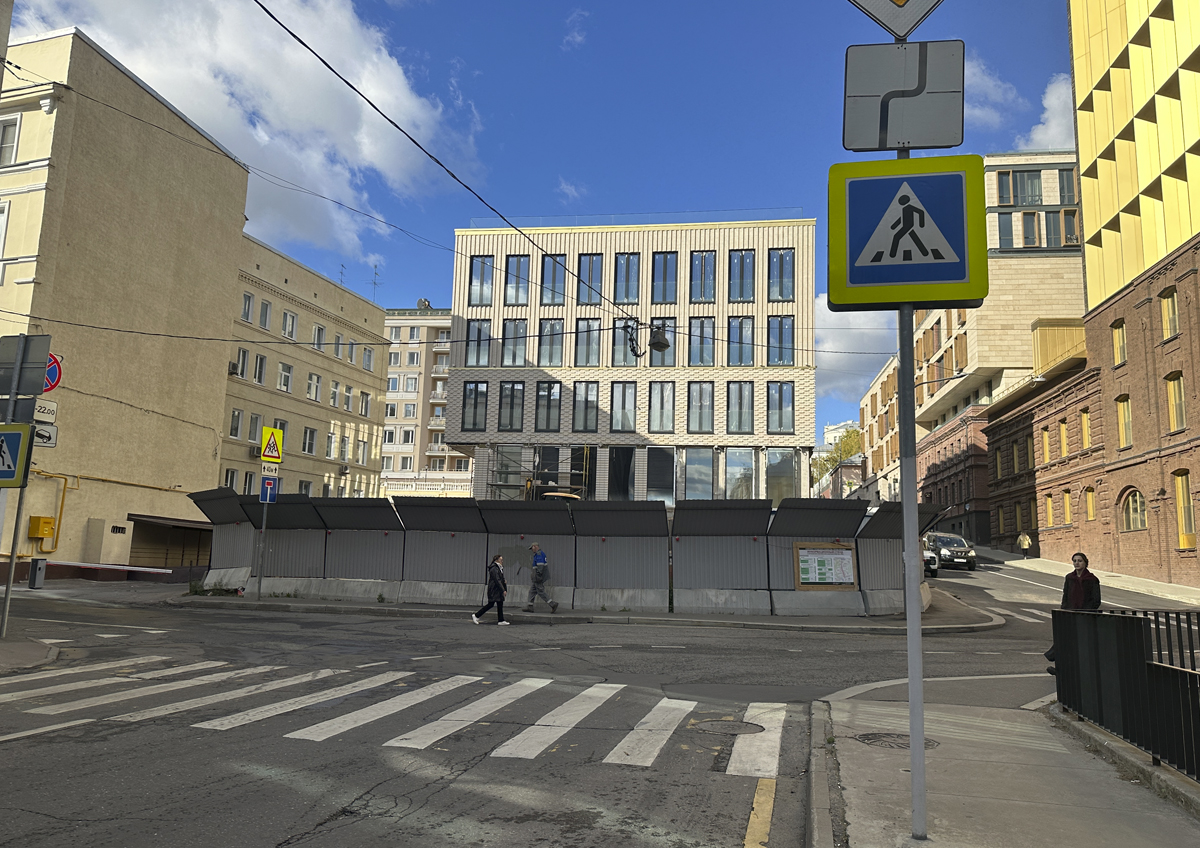 Конфликт вокруг парковки в Серебряническом переулке удается урегулировать