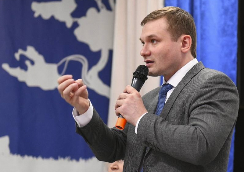 Скандал с учителями может осложнить главе Хакасии Коновалову переизбрание на второй срок