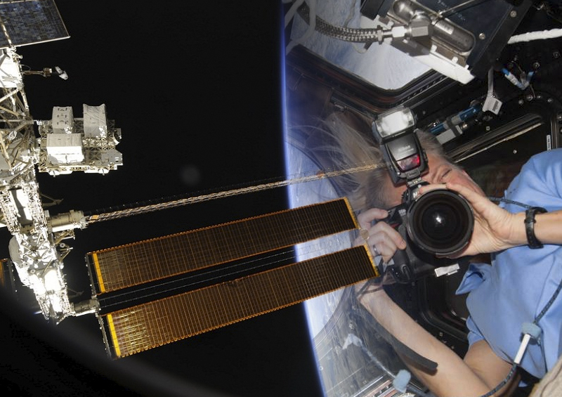 «Летели в космос не дурака валять»: Рогозин оценил первые киносъемки на МКС