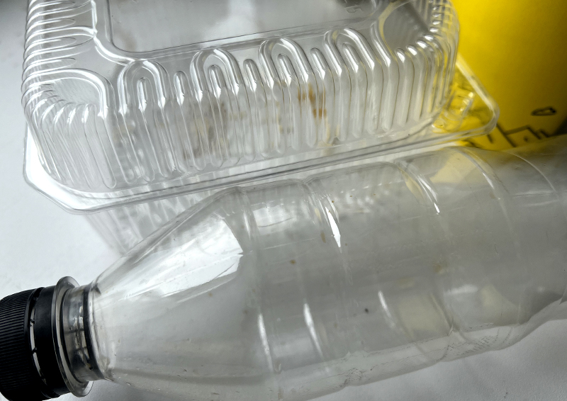 Россия отказывается от пластиковой посуды: чем ее заменят и как это скажется на экономике