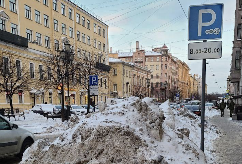 Жители домов на Захарьевской улице в Петербурге подали жалобы на городских чиновников для решения проблем с уборкой снега