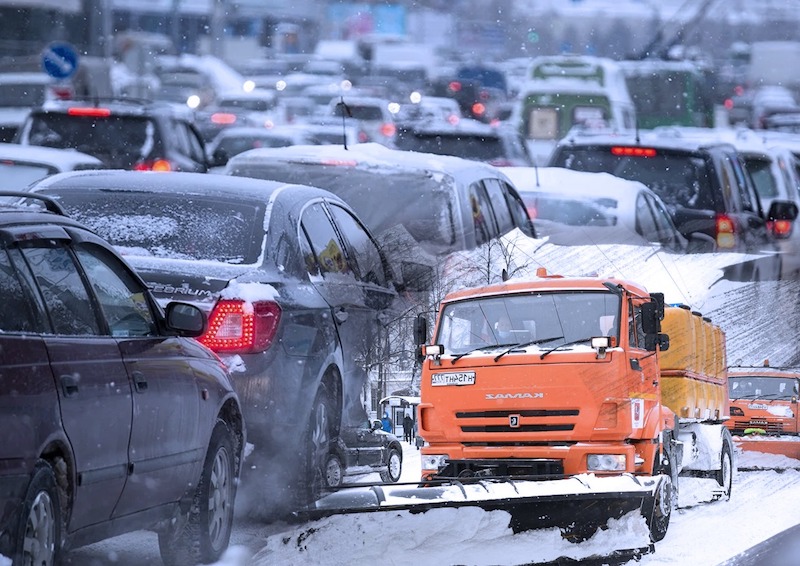 В Москве произошел транспортный коллапс из-за снегопада, несмотря на уникальность технологий уборки 