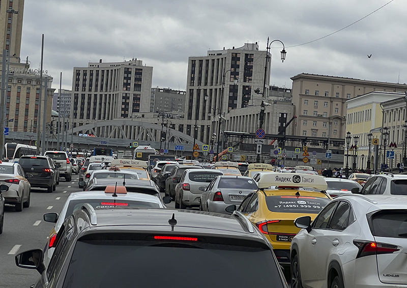 Названы причины двойного падения продаж люксовых автомобилей в России