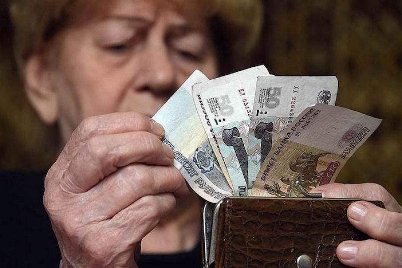 В России потребовали списать долги пенсионерам
