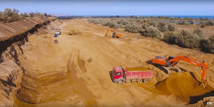 В районе Нижне-Чурбашского хвостохранилища активно вывозят песок